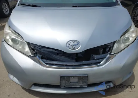 2012 Toyota Sienna Le V6 8 Passenger z USA, uszkodzony, nr VIN 5TDKK3DC5CS183731